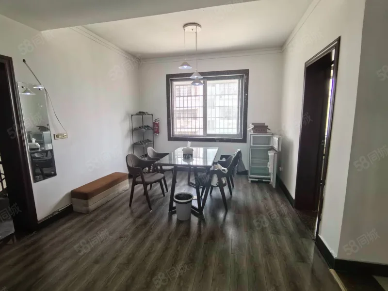 新南门郢都路，机关大院内，四室两厅两卫，东边户三面采光，三楼